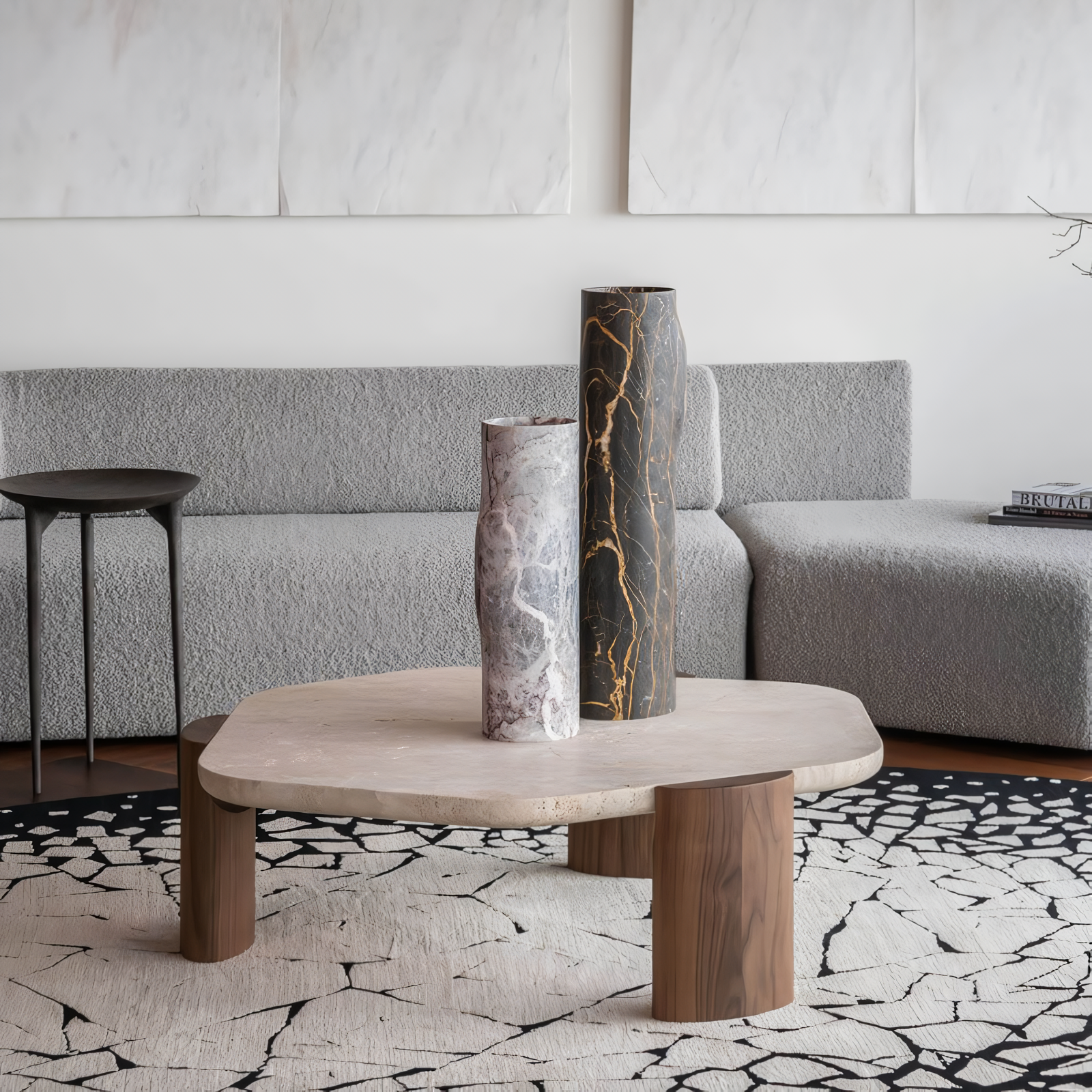 Mesa de mármol irregular y base de madera