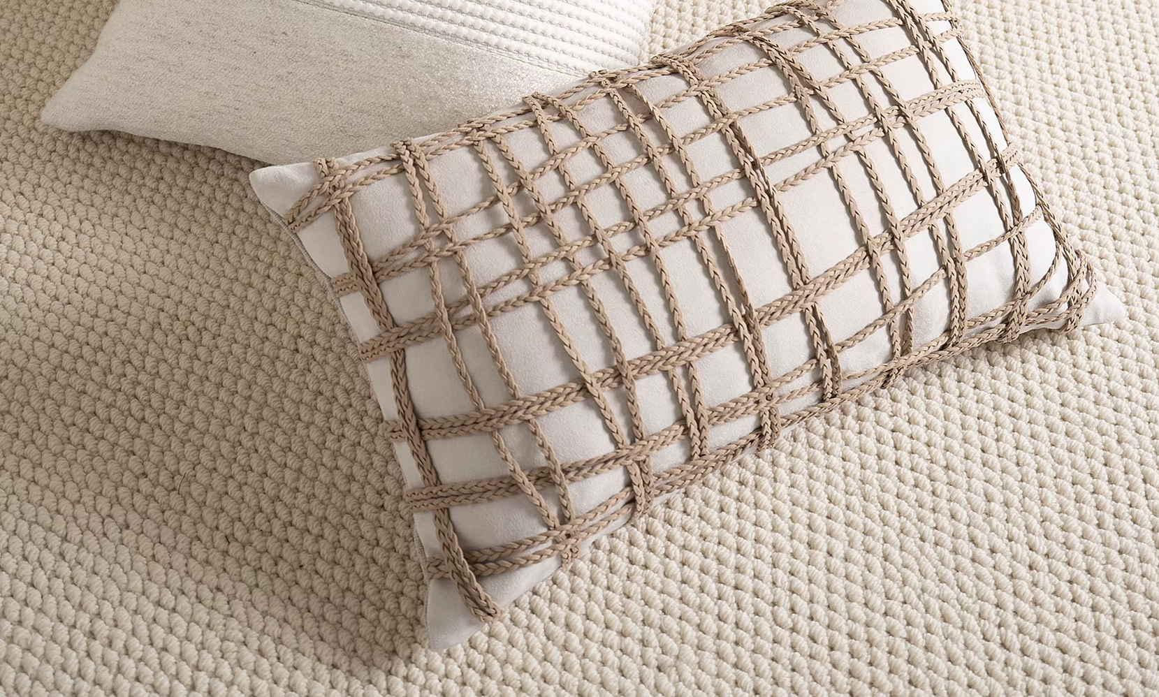 Cojín rectangular con diseño tejido