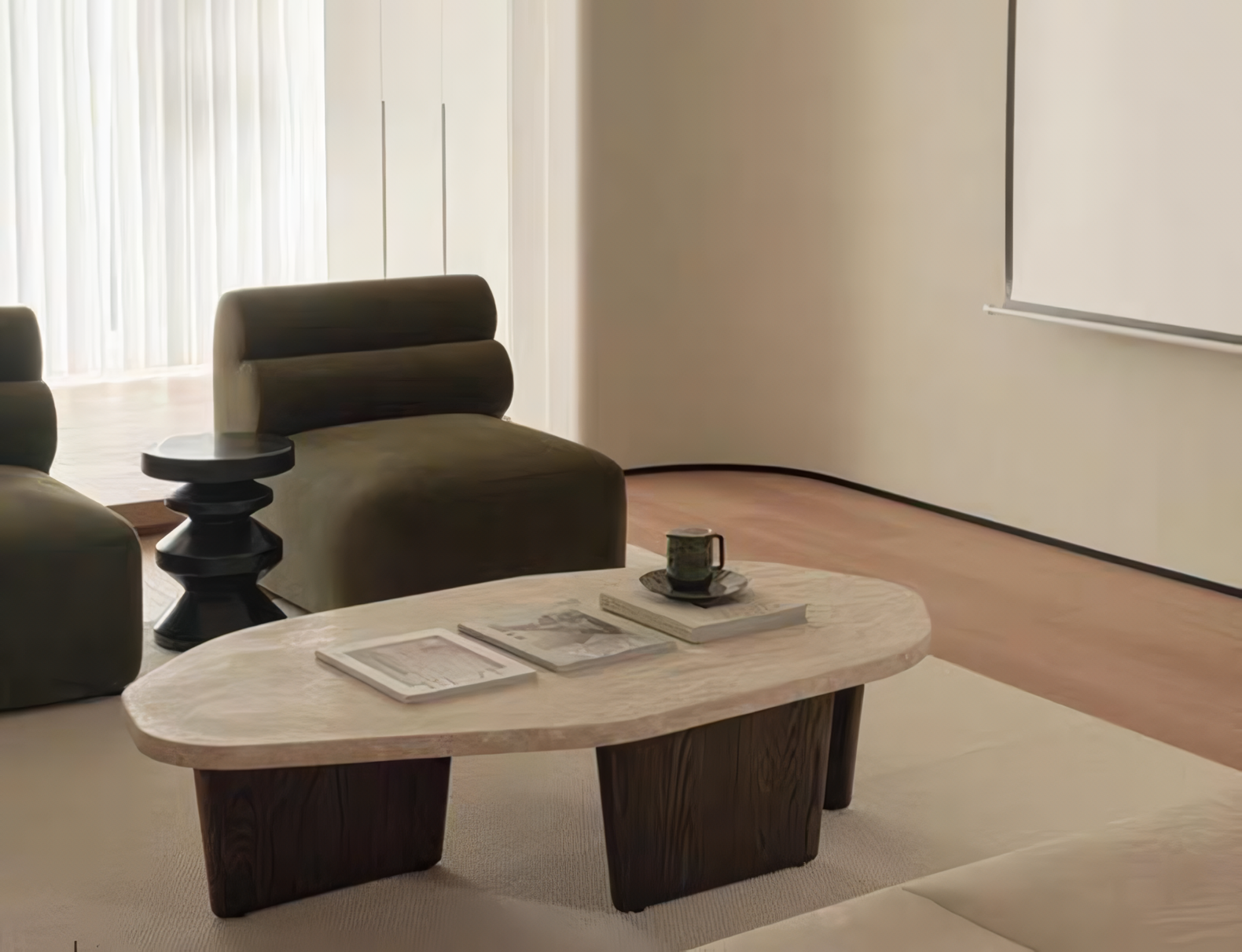 Mesa de centro de madera y mármol ovalado