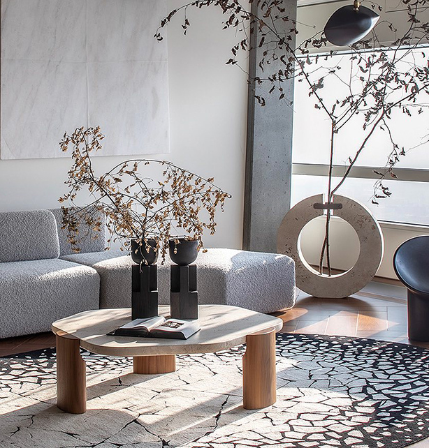 Mesa de mármol irregular y base de madera