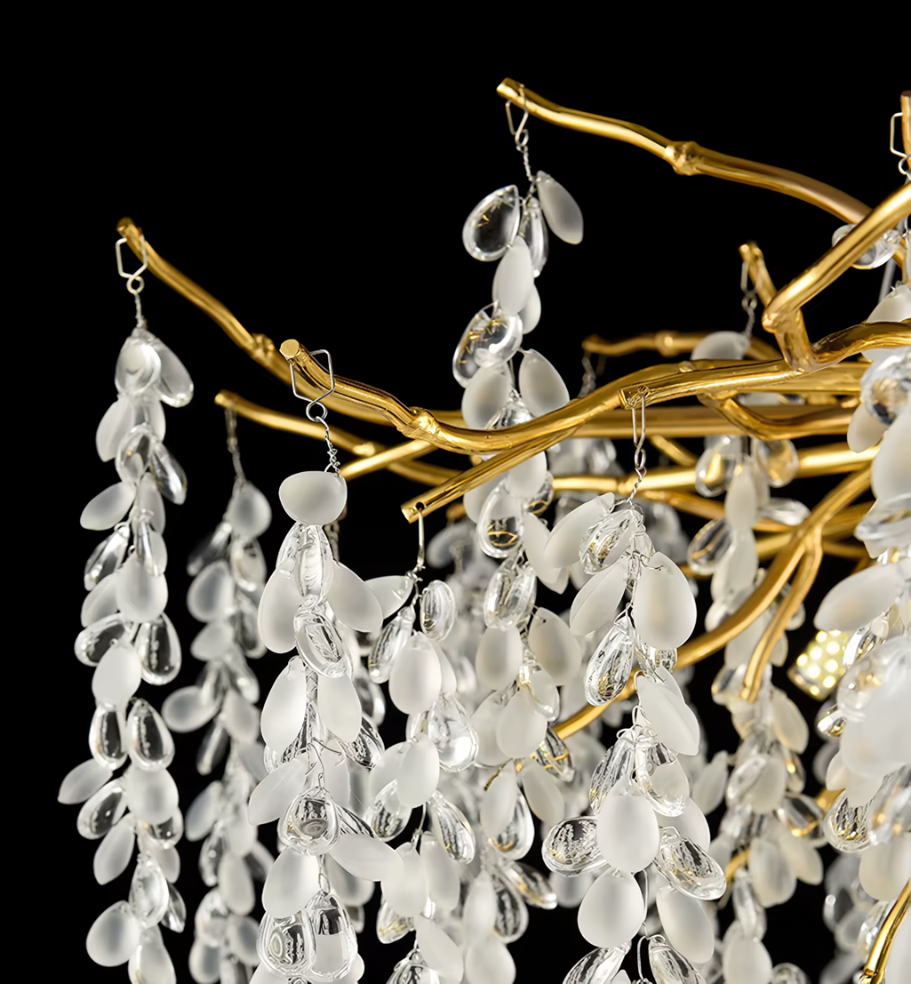 Lámpara araña dorada con cristales