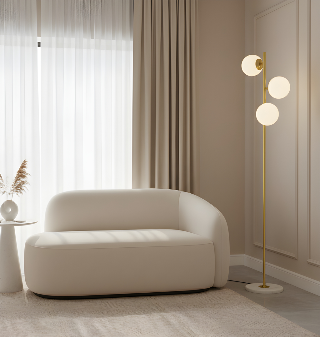 Lámpara de pie dorada con 3 focos (Bolas)